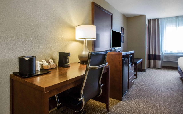 Comfort Suites Johnson Creek Conference Center