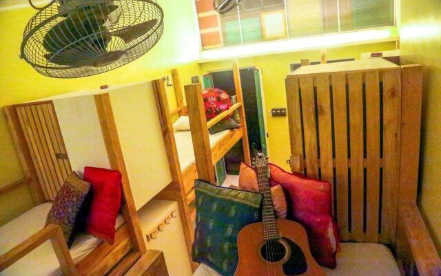 Flotsam & Jetsam Artist Beach Hostel
