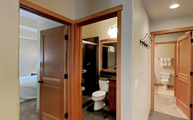 Spacious Snowbird Condo Unit Slopeside In Quiet Canyon Neighborhood