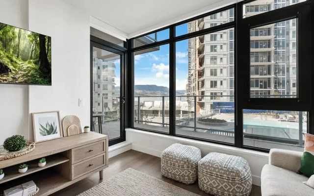 AQUA Corner Unit w Amazing View 614