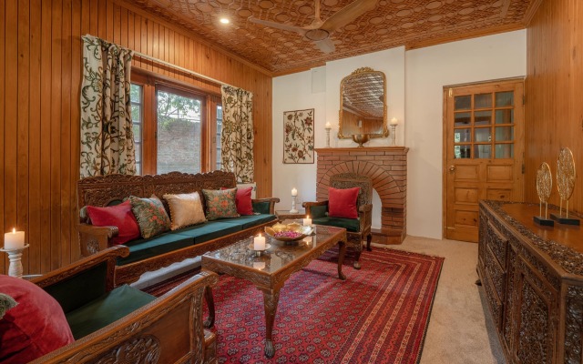 LohonoStays The White House at Zaznar