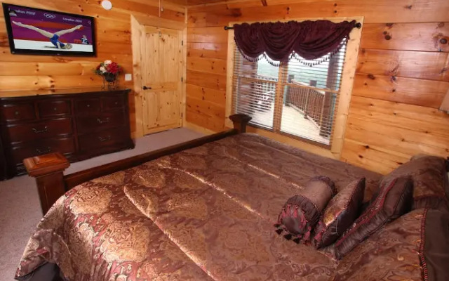 Serenity Mountain Pool Lodge - Nine Bedroom Cabin