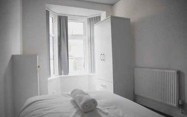 Room in Guest Room - Cheerful Big Room in Leicester