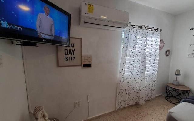 Aguadilla Surfers Lair apt with electricity water AC Wifi 8 minute walk to Crashboat beach — фото 2