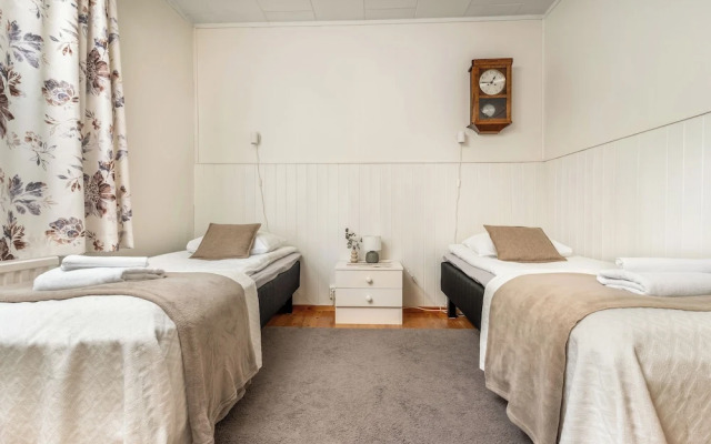 Spacious 3BR House - River View & Sauna