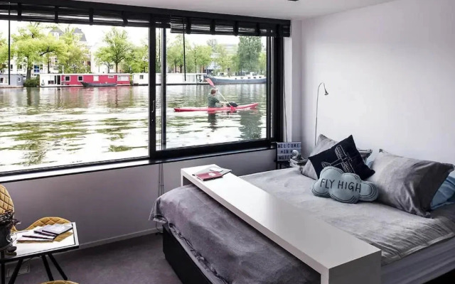 WM Picturesque Modern Houseboat (Nova Cura) - RNU 64028