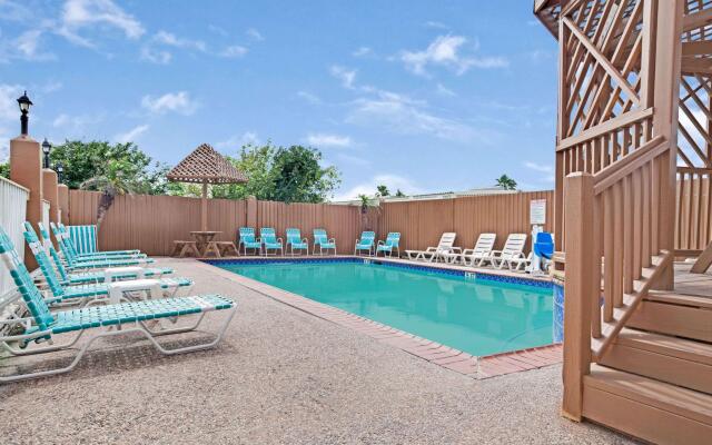 Red Roof Inn Plus+ Galveston - Beachfront