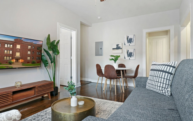2BR Lively & Chic Home in Rogers Park
