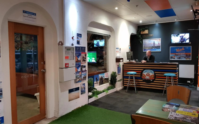 Adelaide Travellers Inn - Hostel