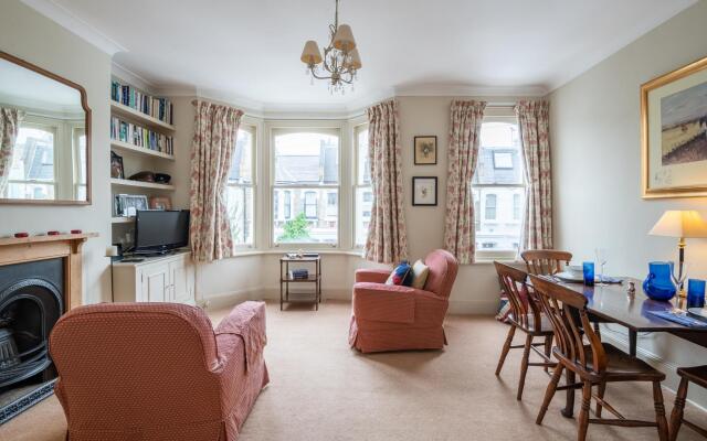 Traditional Fulham Home Close to the River Thames by Underthedoormat