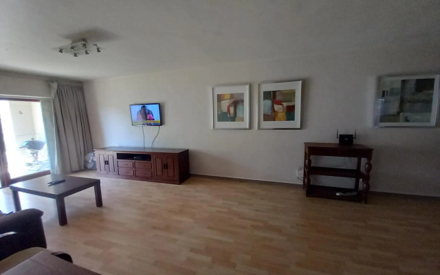 Mount Royal - 32 Large 1 bed with balcony upstairs