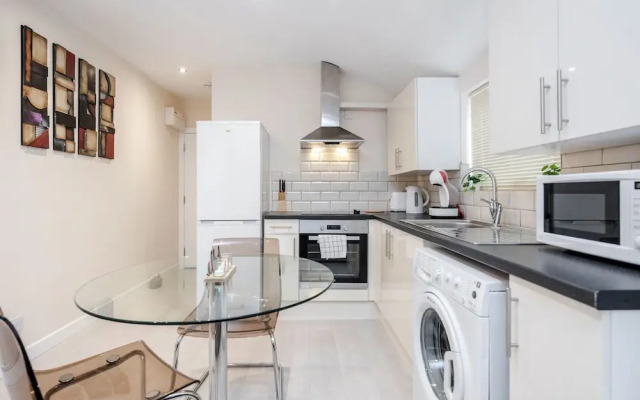 Studio Flat in Bedford Near Hospital & Stations