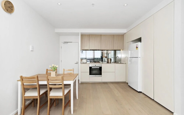 Indie, 2BDR Docklands Apartment
