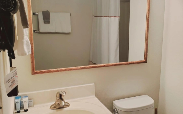 Blackstone Lodge & Suites