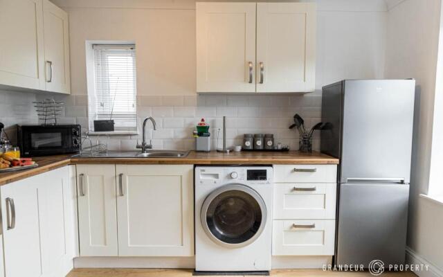 Quirky Newly Renovated Central Apartment with Parking