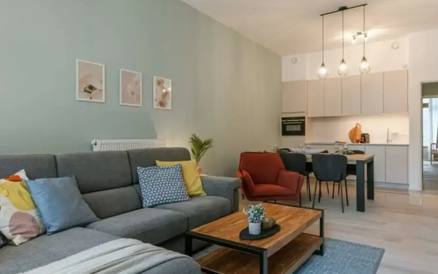 Bright Apartment Near the Beach