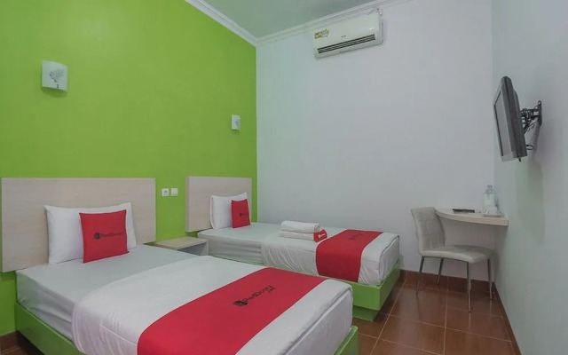 RedDoorz Plus near Alun Alun Kuningan