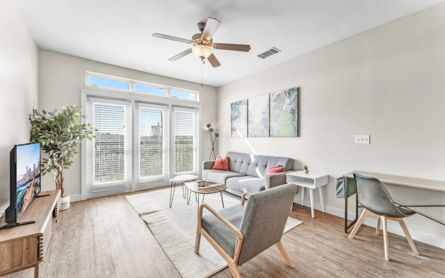 Prime Soco 2BR King Suite w Gympickleballlaundry