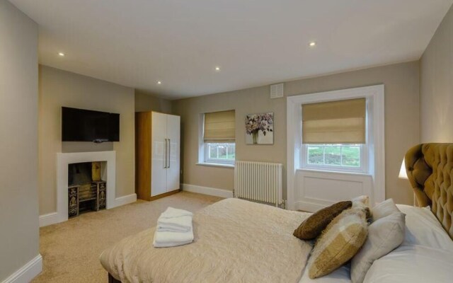 Luxury Listed Townhouse 350 Yds From Racecourse