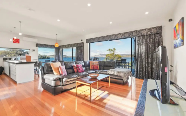 Waterfront Home - Gorgeous Views - 2 Bed