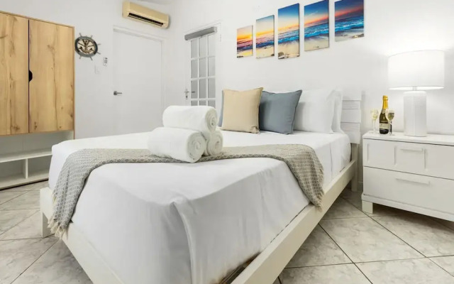 Cozy 3BR Town Home in Gated Community Palm Beach