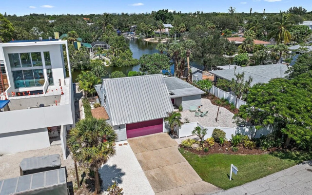 Tropical Siesta 2 Bedroom Home by RedAwning