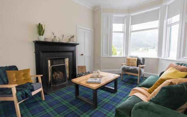 Rossmay House - 4 Bedroom Scottish Villa with waterfront / mountain views