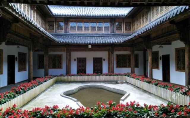 Wolongge Courtyard