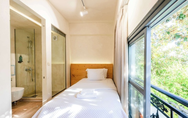 Panellinion Single Getaway - Seaescape by the Port