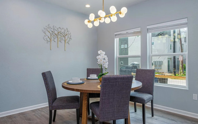 Heaven-sent Convenient 4br/ 3BA Near Downtown
