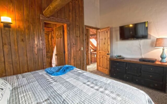 The Two Moose Inn - Luxury Log Cabin for Families!