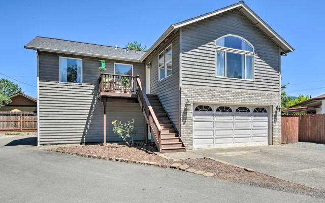 Close to Parks & Brews: Sunny Grants Pass Apt!