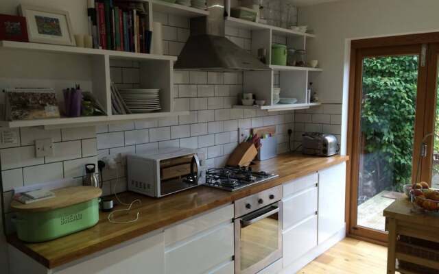 Bright 3 Bedroom Home Near Cowley Road