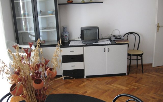 Six Person Apartment With 2 Bedrooms Near the Beach in Pjescana Uvala