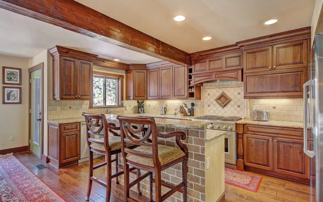 High Point Chateau 4 Bedroom Home by RedAwning
