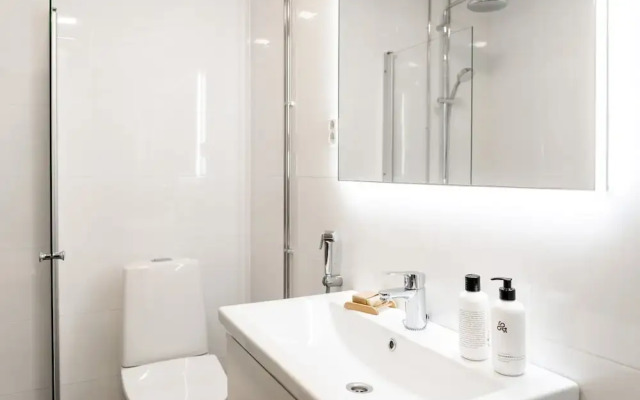 New stylish 1br in the heart of the city