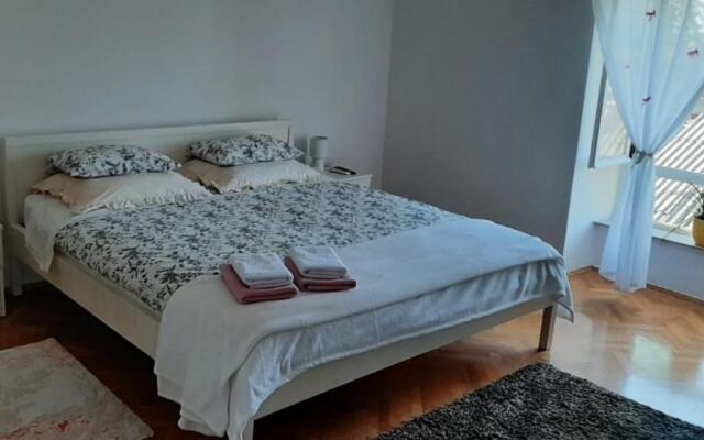 Modern Luxury 2-bedroom apt With Balcony & Patio