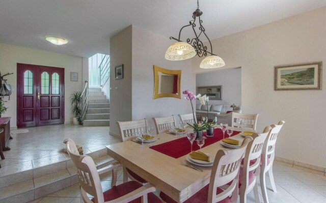 Amazing Home in Stobrec With Wifi and 4 Bedrooms
