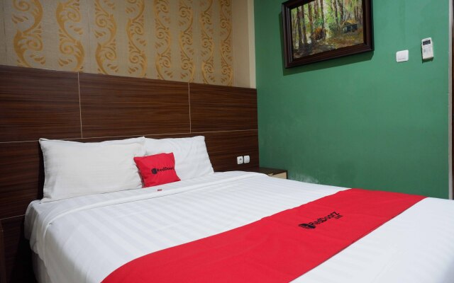 RedDoorz Plus Syariah near Laweyan Solo