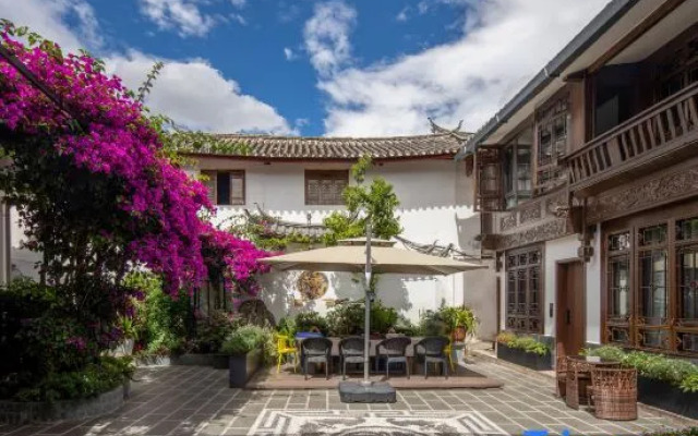Bashilai Inn (Lijiang Ancient City Mufu Branch)