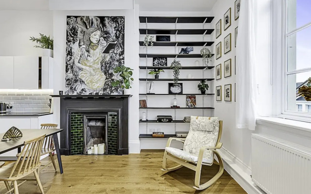 Vibrant 2-bed Flat: Acton's Best Stay!