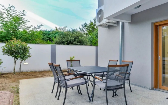 New Villa With Pool and Roof Terrace