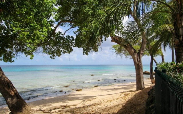Beachfront luxury modern 2-bed apt with pool by BSL Rentals