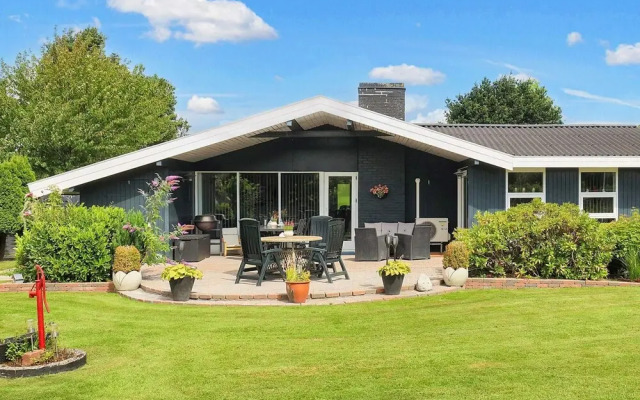 8 Person Holiday Home in Vaeggerlose