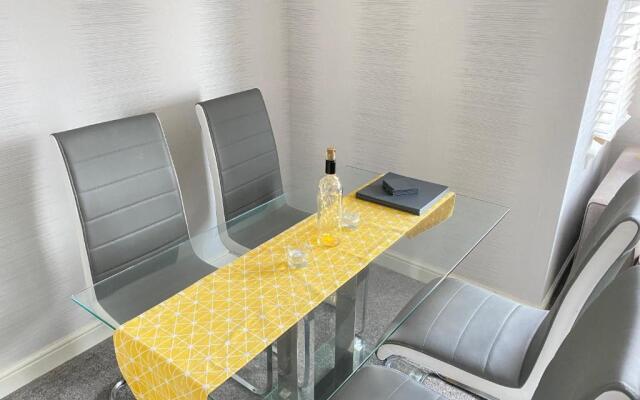 Paisley Central Apartment #2
