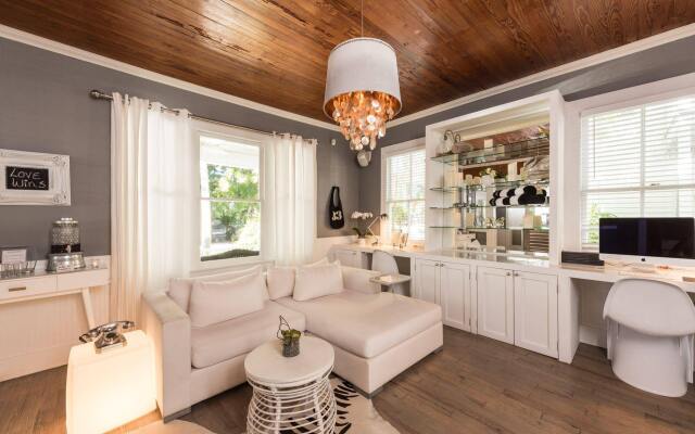 Alexander's Guesthouse - Adults Only
