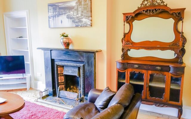 Newly Furnished Flat on Leith Walk, Sleeps 4