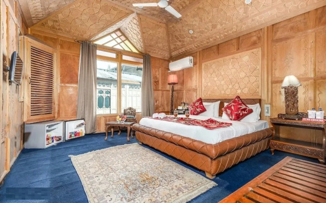 Prince of Kashmir Houseboat