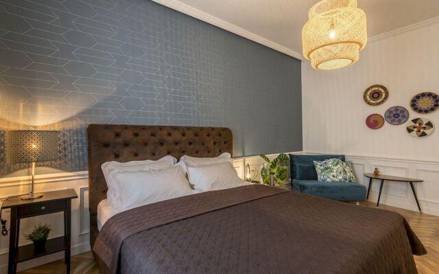 Evala luxury rooms with pool and garden