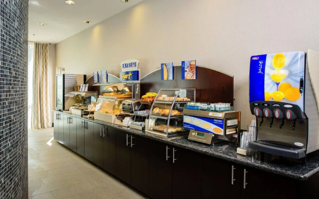 Holiday Inn Express & Suites Austin NW - Arboretum Area by IHG